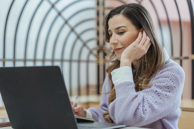 Woman writing on the computer